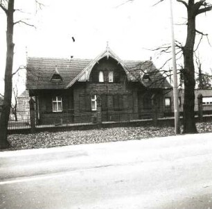 Cottbus. Wasserwerk 1, Straße der Deutsch-Sowjetischen-Freundschaft. 1897. Beamtenwohnhaus 2. Straßenansicht mit Einfriedung