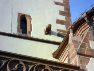 Südturm von Osten (Gotisch 15 Jh) - zweites Obergeschoss über Choransatz-vollplastische Steinskulptur (nackter Mensch) als Wasserspeier