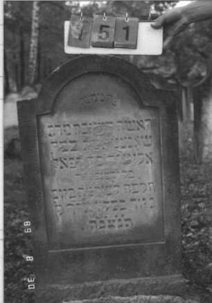Grabstein 151 (Index: 99609787) Material: Sandstein Zustand: leicht abblätternd Maße HxBxT: 96x59x10 cm Beschreibung: Stele, eingezogener Rundbogenabschluß, Schriftfeld eingetieft, Sockel: Grabstein 151