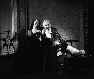 Freiburg: Kammertheater; Prosper Mérimée: Die Sakramentskutsche; Szene; Don Andrès de Ribeira, Vizekönig von Peru (Bernd Schorlemer) und Camilia Perichole, Schauspielerin (Berthe Trüb)