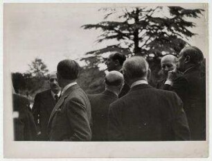 Gartenparty bei Joseph Avenol, Generalsekretär des Völkerbundes in Genf. von links: Rosenberg, Tevflik Rüstü Aras, Grumbach, Yvon Delbos, Peter R. Munch, Léon Blum