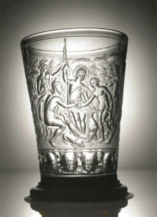 Becher mit Urteil des Paris (dazu Flußgott und Reiher in Landschaft). Dresden, 1710/1715. Glas (leicht hornfarben, dick), Tief- und Klarschnitt, Metallfuß ergänzt; Höhe 14,9 cm. Prag: Kunstgewerbemuseum 10.296 (Haase, 1988, Kat. Nr. 119)