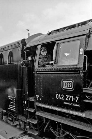 Schmalfeldt, Henning: Lokführer aus Ahrensburg bei seiner Arbeit an einer Oldtimer-Lokomotive, Baureihe 042 der Firma Borsig