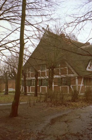 Möllner Landstraße 3: Fachwerkhaus mit Reetdach: Giebelseite Wohntrakt