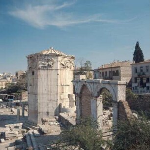 Athen. Turm der Winde. Römischer Markt. Turm der Winde, um 40 v. Chr. Rechts Notos, Südwind = Regenbringer; links Südwind: Lips mit Schiffsheck. Ott9