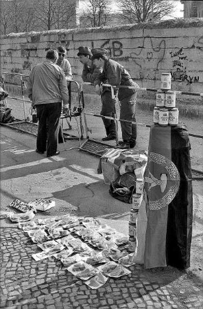 Wachsoldaten und Souvenirverkäufer an der Berliner Mauer