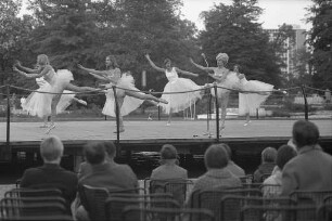 Auftritt von Schülerinnen der Ballettschule Bertl Schwamberger auf der Seebühne im Stadtgarten.