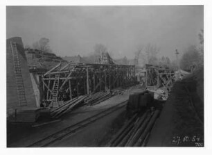 Industrie-Kraftwerk. Baustelle einer Eisenbahnbrücke (Grubenbahn über Werkgleis) : Lauta (Niederlausitz). Industrie-Kraftwerk. Baustelle einer Eisenbahnbrücke (Grubenbahn über Werkgleis)