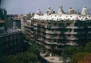 Barcelona. Casa Milà (1906-1910)