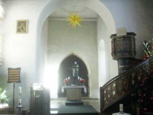 Langhaus Innen-Sicht zum Turmchor im Chorturm (Romanisch um Jahr 1200 - Barockisiert) sowie Triumphbogen im Osten zur ehemaligen Apside (seit 15 Jh Gotischer Chor)