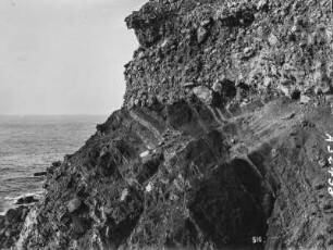 Gesteinsschichten an der Küste : Aufnahme einer Gesteinsschichtung aus dem Trias an der Küste von Estellencs