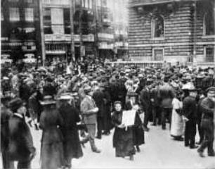 Demonstranten auf dem Hamburger Rathausplatz