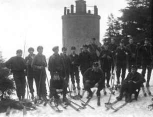 Osterzgebirge. Kahleberg. Gipfel mit Skiläufergruppe der Naturfreunde. Blick gegen den alten Wasserturm (um 1860 erbaut, 1976 abgerissen)