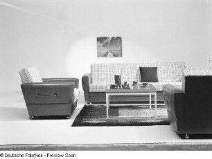 Couchtisch : Sitzgruppe "Kerstin" (1972; Möbelkombinat Erfurt (MKE)). Ansicht mit Couchtisch