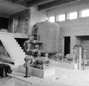 Klein Barnitz: Wasserwerk Klein Barnitz des Wasserbeschaffungsverbands Reinfeld-Land: Rohbau: Innenansicht des Maschinenraums mit ersten Filteranlagen, Druckkessel und Pumpen