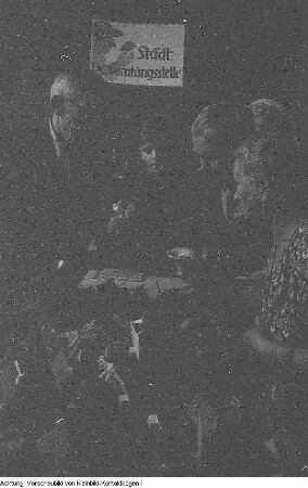 Verschiedenes: Fernschreiberdienst des Bezirks, Sammlung von Abzeichen und Waffen aus dem Nationalsozialismus, Versammlung der Staatssicherheit, Vertreter der Staatssicherheit im VEB Zeiss Ikon, Familie, Restaurant im Hauptbahnhof Dresden, Städtische Pilz-Beratungsstelle, ein Volkspolizist gibt gestohlene Gegenstände an ihren Eigentümer zurück, u.a., Januar-November 1955