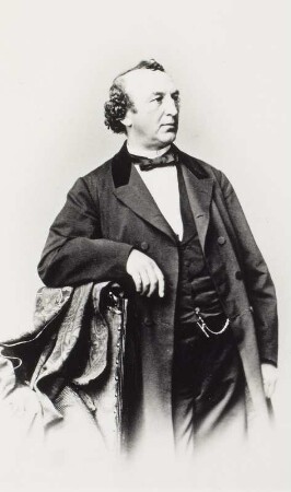 Porträt Max Schloss (1814-1875; Sänger, Regisseur). Albuminabzug auf Karton (Carte-de-visite mit Atelieraufdruck verso)