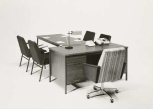Beratungstisch : Büromöbel-Programm 3-S-E (1973; VEB Märkische Möbelwerke Trebbin). Ansicht mit Schreibtisch, Drehstuhl, Beratungstisch und Stühlen
