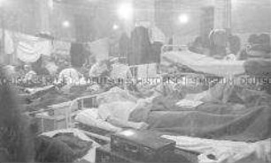 Selbstversenkung des Hochseepassagierdampfers "Columbus" am 19. Dezember 1939, Besatzungsangehörige im Internierungslager auf Ellis Island, im Schlafsaal in Betten liegend