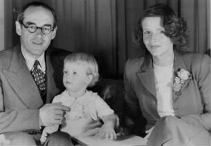 Aufnahme der Familie Fürst Bismarck. Aufgenommen 1949 im Schloß Friedrichsruh
