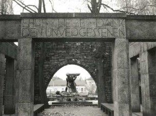 Denkmal für die Gefallenen des 1. Weltkrieges : Denkmal für die Gefallenen des 1. Weltkrieges. Stein, Metallguß (1936; G. Wrba nach A. Lange). Wurzen, Park, Am Bahnhof