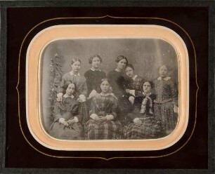 Acht junge Frauen aus dem Kursus von Wilhelmine Burmester , v.l.n.r. (stehend): Marie Horn, Adele Hirsch (verh. Zurhelle), Marie Hallier (verh. m. Prof. Junghans), Emma de Jongh, Harriet Carr (verh. Naglow), (sitzend): Alice Lüders (verh. Lüders), Clarita Oppenheimer (verh. Schlesinger) und Amalie Wagner