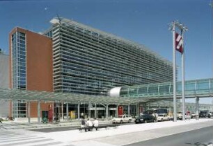 Dresden-Klotzsche, Flughafenstraße. Flughafen Dresden. Terminal und gläserne Fußgängerbrücke. Ansicht von Südwesten