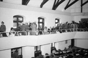 Freiburg: Demonstration im Ratsaal, Transparent im Ratsaal
