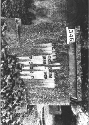 Grabstein 345 (Index: 100081536) Material: Granit, Metallbuchstaben Zustand: gut Maße HxBxT: 145x155x29 cm Beschreibung: Stele, breit, Sockel, eingeschnürte Abdeckplatte, aufgesetzte Metallbuchstaben: Grabstein 345