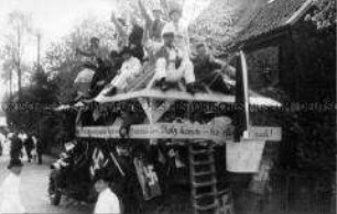 Geschmückter Wagen beim Festzug in Hattingen zum 1.Mai