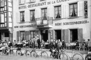 Oberehnheim, Obernai: vor dem Restaurant A l'Espérance, mit Fahrrädern im Vordergrund