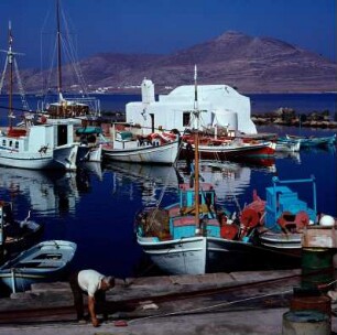 Paros, Naoussa. Fischerhafen mit Booten. K2