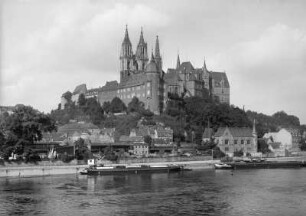 Meißen, Blick von Niederfähre über die Elbe zum Burgberg mit Dom und Albrechtsburg, Am Ufer Ausschiffungsplätze und Güterstraßenbahnzug.