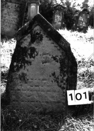 Grabstein 101 (Index: 99897320) Zustand: stark verwittert Maße HxBxT: 78x52x10 cm: Grabstein 101