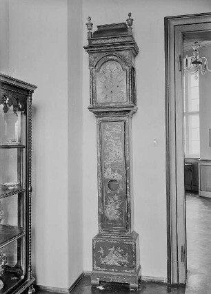 Standuhr : Standuhr. Holz mit grün-blauer Lackmalerei; 255 x 51 x 25 cm (1701/1800). Dresden: Kunstgewerbemuseum 37 775