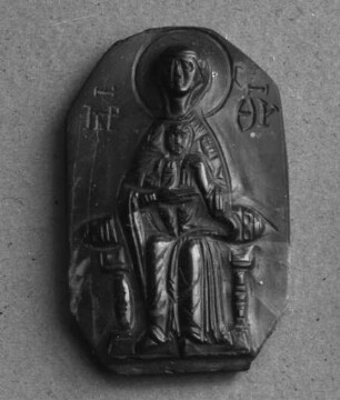 Relief der thronenden Maria im Typus der Theotokos Nikopoia