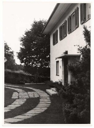 Garten von Dombois, Ermatingen am Bodensee: Vorgarten, gebogener Plattenweg