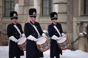 Stockholm - Wachaufzug am Schloss : Trommler der Svea Livegarde, Wachablösung vor dem Königlichen Schloss in Stockholm, aufgenommen 2006