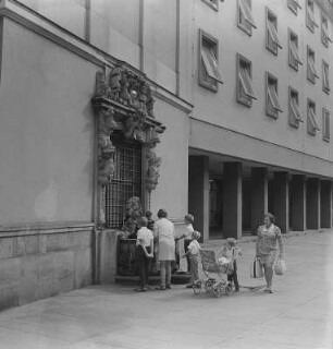Dresden. Dinglingerbrunnen am Hotel Gewandhaus, von Johann Melchior Dinglinger, zierte ursprünglich Hof und Wohnhaus Dinglingers