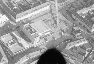 Freiburg: Karlsplatz mit Kongresshaus und Steg