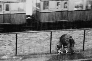 Straßenszene am S-Bahnhof Nöldnerplatz (Blick aus der Wohnung des Fotografen bei einem Regenschauer)