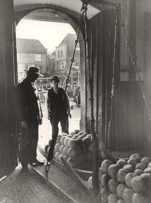 Niederlande. Käse-Stadt Alkmaar. Die Käsetragen werden auf der Stadtwaage gewogen.
