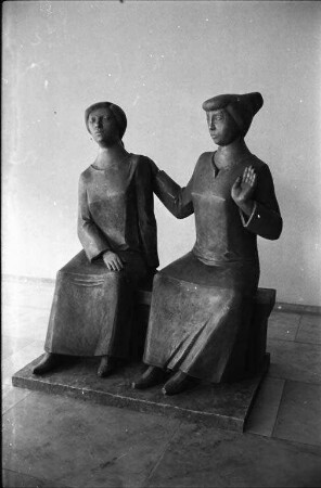 Aufstellung einer Bronzeplastik des Bildhauers Hans Graef im Obergeschoß des Amtsgerichts Karlsruhe.