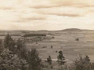 Spitzkunnersdorf. Ortsansicht mit Sonnenhübel und Landeskrone