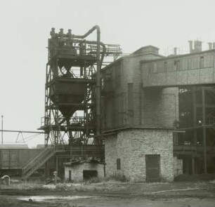 VE Braunkohlenkombinat Senftenberg, Brikettfabrik Sonne (I 1952-1954, II 1961-1962). Abschnitt Brikettbehandlung / Verladung. Zentralverladung mit Brikettgranulat-Absauganlage : Freienhufen. VE Braunkohlenkombinat Senftenberg, Brikettfabrik Sonne (I 1952-1954, II 1961-1962). Abschnitt Brikettbehandlung / Verladung. Zentralverladung mit Brikettgranulat-Absauganlage