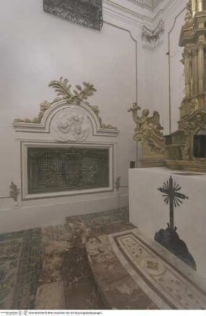 Eisengitter mit zwei adorierenden Engeln und eucharistischen Symbolen