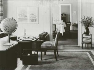 Raumflucht in einer Wohnung. Blick aus dem Arbeitszimmer zu Speise- und Wohnzimmer