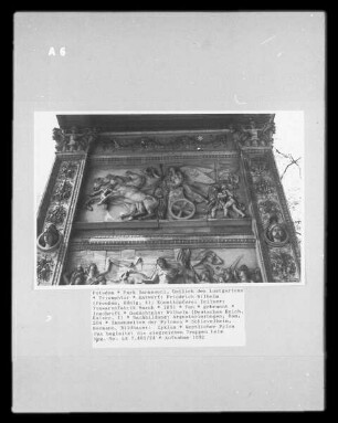 Triumphtor — Relief