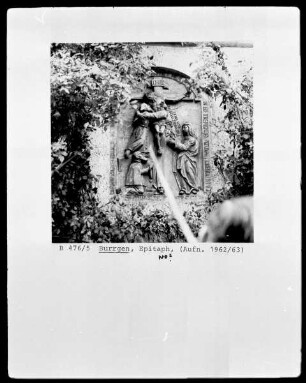 Epitaph an der Außenwand eines Gebäudes mit einer Kreuzigung