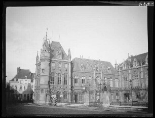 Douai (Dep. Nord, Frankreich): Seitenflügel und Ehrenhof des Rathauses